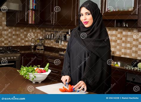 Veggies F R Hijab F R Arabisk Kvinna B Rande Bitande I K Ket Arkivfoto