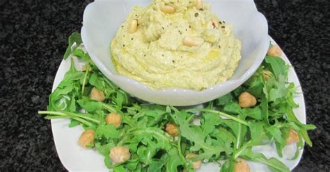 Las 8 recetas de aguacate relleno que nos hacen la boca agua. Hummus de garbanzos con aguacate, piñones y rúcula ...