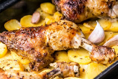 Otra receta perfecta para hacer con muslos de pollo, contramuslos o con un pollo entero. Receta de contramuslos de pollo al horno al ajillo ...