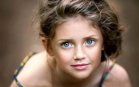 Cute Pretty Little Girl Portrait Face Wallpaper