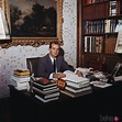 El Rey Juan Carlos cuando era joven en su despacho - La Familia Real ...