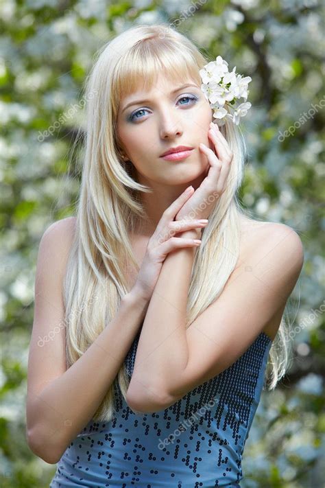 Schöne Blondine Mit Blumen Stockfotografie Lizenzfreie Fotos © Zastavkin 5850519 Depositphotos