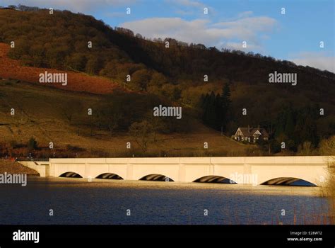 Ashopton Bridge In Sunlight Ladybower Reservoir Stock Photo Alamy