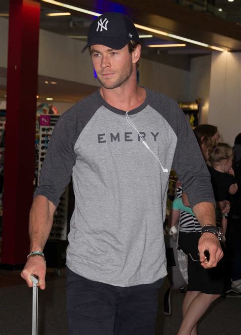 Chris Hemsworth Arrives At Melbourne Airport Celeb Donut