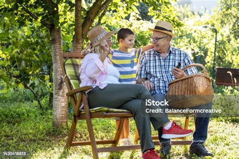Kakeknenek Duduk Bersama Cucu Mereka Di Taman Mereka Saling Berpelukan Dan Bersenangsenang Foto