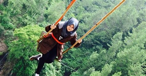 Perpaduan air terjun dan area hijau menjadi daya tarik batu flower garden ini. Spot Selfie Menarik di Bukit Bulu Coban Rais - Go Jeng Jeng