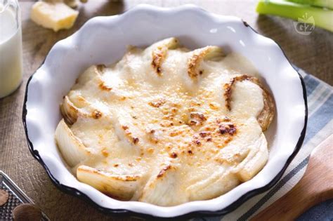 Fateli sbollentare in acqua ben salata per 15 minuti, poi scolateli e trasferiteli in. Ricetta Finocchi gratinati - La Ricetta di GialloZafferano