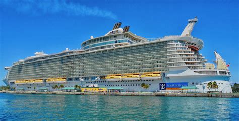 It was constructed by meyer turku in finland and delivered to royal caribbean international in october 2010. Cruisen met Royal Caribbean op de Allure of the Seas | # ...