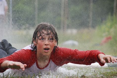 Fotos gratis agua persona soltar gente béisbol mojado tren rojo niño expresión facial