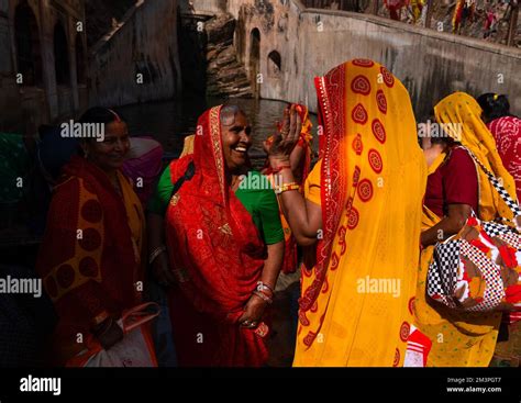 Peregrinos Indios Teniendo Un Baño En El Templo De Galtaji Aka Mono Templo Rajasthan Jaipur