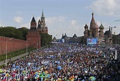 100,000 march as Moscow revives May Day tradition
