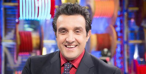 He is the current host of affari tuoi, the italian version of deal or no deal, having initially presented it between. Flavio Insinna e la sua Eredità: la "gaffe" della concorrente