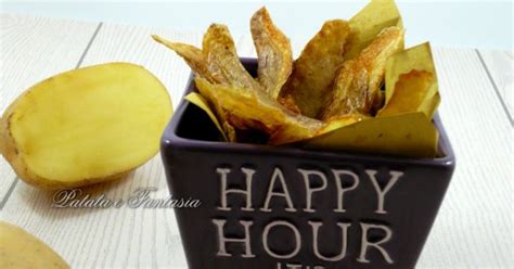 Un ottima e gustosa idea per riciclare le bucce delle patate e capita molto spesso di sbucciare le patate e di buttare le bucce, qualche volta ci si può togliere lo sfizio di farle fritte ! Bucce di patata fritte
