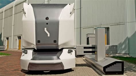 Siemens Autonomous Charging System Lade Robo für E Lkw AUTO MOTOR