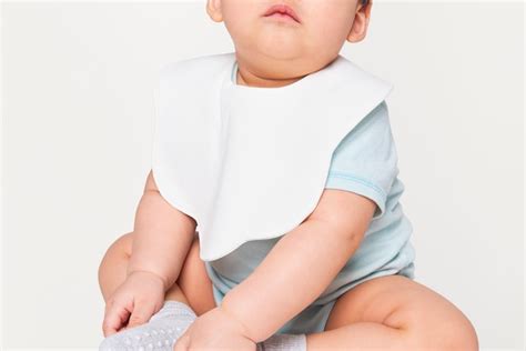 Bebé Vistiendo Delantal Blanco En Estudio Foto Gratis