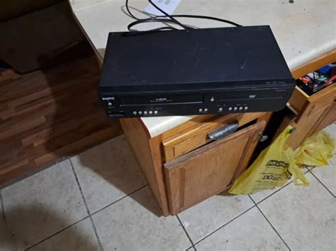 SANYO VCR DVD Player Recorder Combo Model FWDV225F 4 Head VHS 200 00