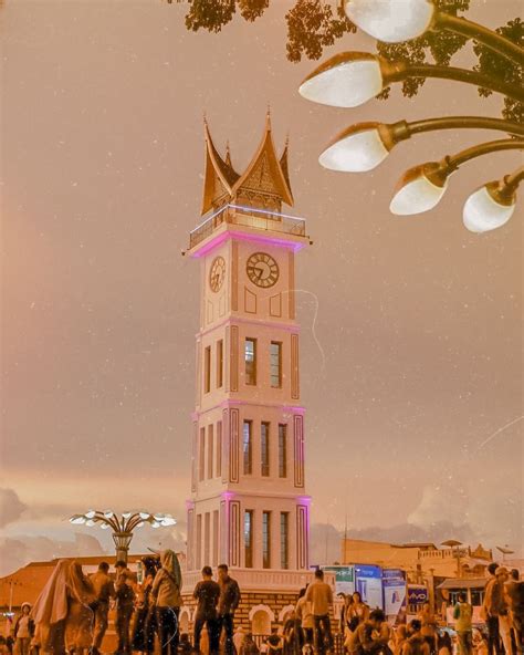 Saya melihatnya ini sangat demokratis karena menyampaikan aspirasi dan berkomunikasi bisa dilakukan berbagai cara, baik dengan tulisan, lisan, meme, poster apa pun tidak ada masalah, kata dia. Jam gadang, Bukittinggi | Pemandangan, Bingkai foto, Gambar
