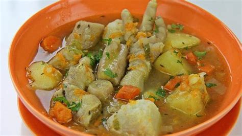 Campur sop ayam dengan sambal kecap yang sudah dibuat sebelumnya. Resep Sop Bakso Ceker Ayam - Lifestyle Fimela.com