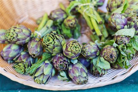 What fruits & vegetables are in season in april? What's in Season: April Fruits & Vegetables