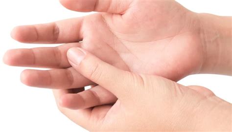 Jammed Finger Symptoms Treatment And When To See A Doctor