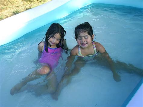 Niñas En La Piscina La Emi Y La Nachi En La Piscina Del Ca Mstgx