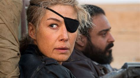 A Private War Trailer Rosamund Pike Is Marie Colvin Movies