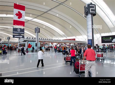 La Gente Llega A Hacer El Check In En El Counter De Air Canada En La