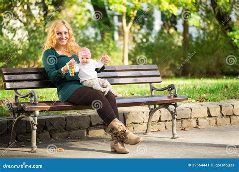 Maman Avec Le Bébé Sur Un Banc De Parc Photo Stock Image 39564441