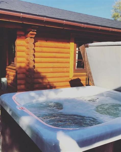 16 Best Airbnbs With Hot Tubs Cabins To Hen Houses