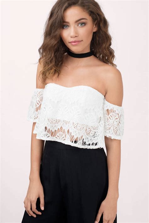 Visiškai nauja crop top stiliaus maikutė, tik be etiketės. Sweet On You Lace Crop Top in Ivory - $50 | Tobi US