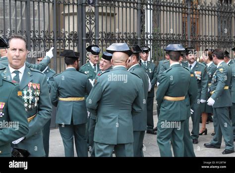 un encuentro de la guardia civil española guardia civil en el desfile oficial con el