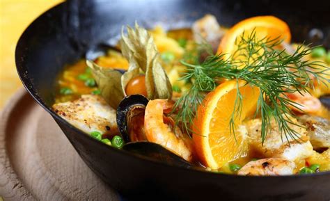 Li servi come antipasto o secondo di mare chic e fai un figurone! Nasello e gamberi all'arancia con piselli freschi | eatdOO.com