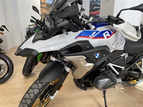 The r 1250 gs adventure also comes with a standard luggage rack and plastic hand guards. Vespacito | BMW R1250GS HP