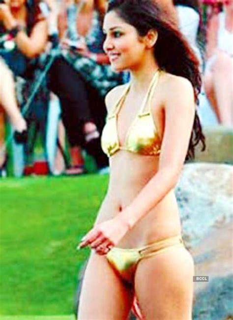 6 Hot Sexy Pooja Chopra Bikini Pics