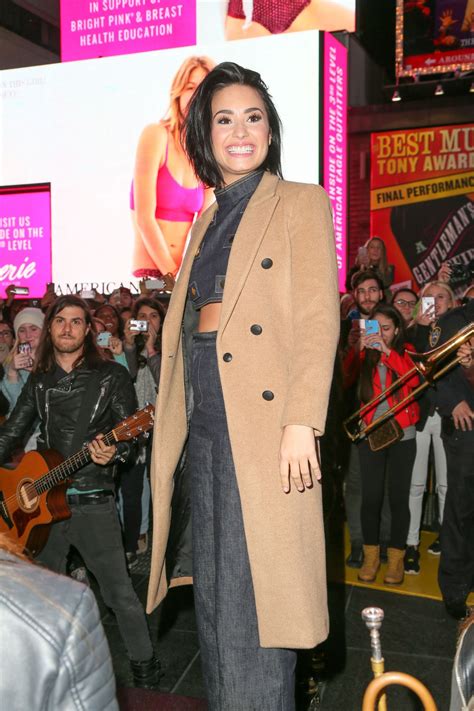 Demi Lovato At Her Surprise Live Performance In Time Square October 2015 • Celebmafia