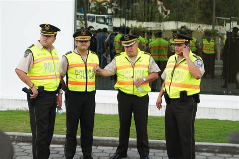 Sea con orden gozad libertad (bis). Momentos de historia de la Policía Nacional de Colombia ...