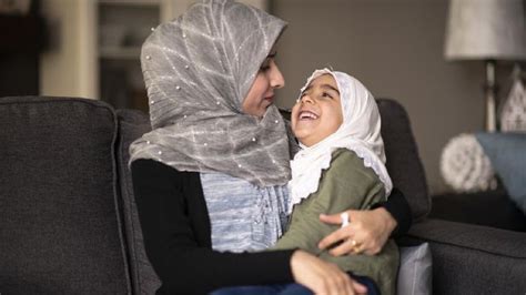 Menurut kajian, kebanyakan anak perempuan seawal usia 7 tahun mengakui bahawa keperibadian ibu mereka memainkan peranan besar dalam cara mereka melihat diri mereka. 7 Cara Mendidik Anak Perempuan Secara Islam