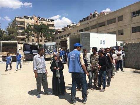 la unrwa envía a la población desplazada de yarmuk siria el primer