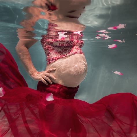 Creative Maternity Photoshoot Belly And Bubbles Underwater • Liz Harlin Photographic