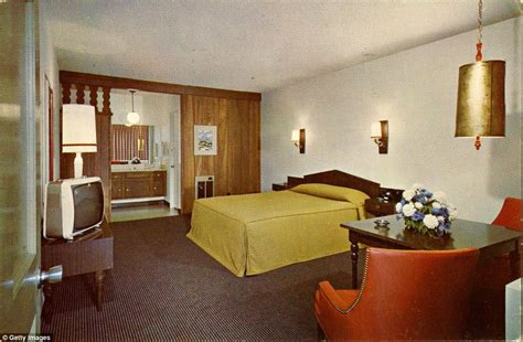 Dazzling Photos Of Americans On Vacation In The 60s Hotel Room