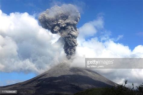 Estratovolcán Fotografías E Imágenes De Stock Getty Images