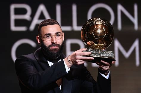 بنزيما يفوز بجائزة الكرة الذهبية لأفضل لاعب في العالم فيديو جريدة