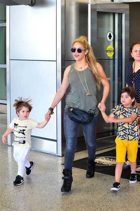 Shakira Y Sus Hijos En El Aeropuerto De Miami 11062017