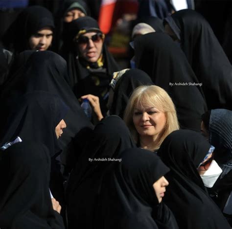 ماجرای حضور یک زن بی‌حجاب در راهپیمایی ۱۳ آبان چه بود؟ تصاویر
