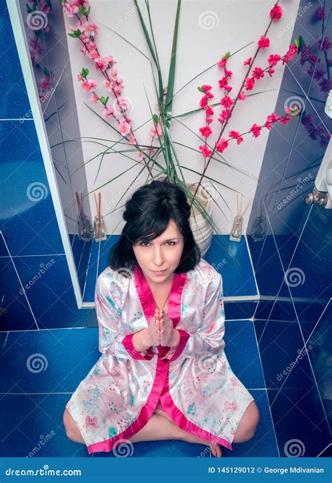 femme dans la salle de bains priez photo stock image du beau fleurs 145129012