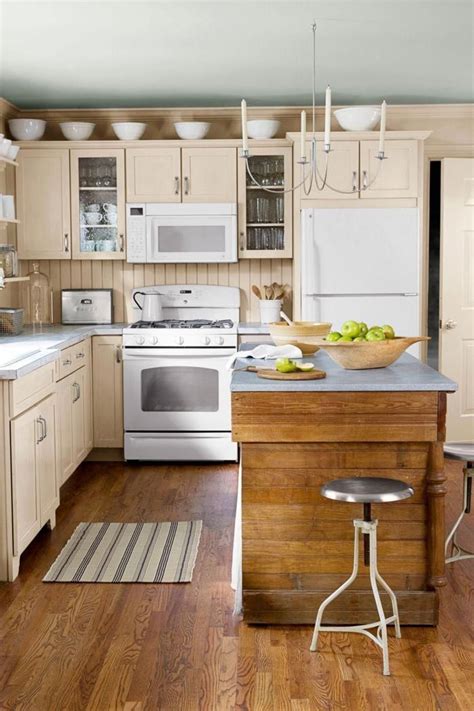 ¿cómo hacer una limpieza de la cocina en profundidad? cocinas pequeñas alargadas, armarios en color claro pastel ...