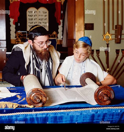 Jüdischen Zeremonie Bar Mizwa Unterricht Rabbi Mit Kleinen Jungen
