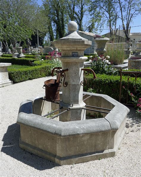 Fontaine De Provence En Pierre Avec Bassin Et Colonne De Forme
