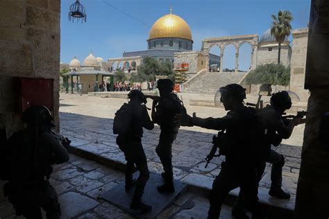 Tisha B Av Clashes Erupt Between Palestinians Police On Temple Mount I24news