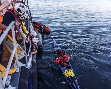 Tobermory Lifeboat Volunteers Exercise With Fundraising Sea Kayaker